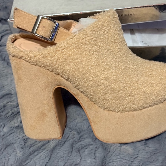 Elegant Tan Platform Mules - Picture 4 of 10
